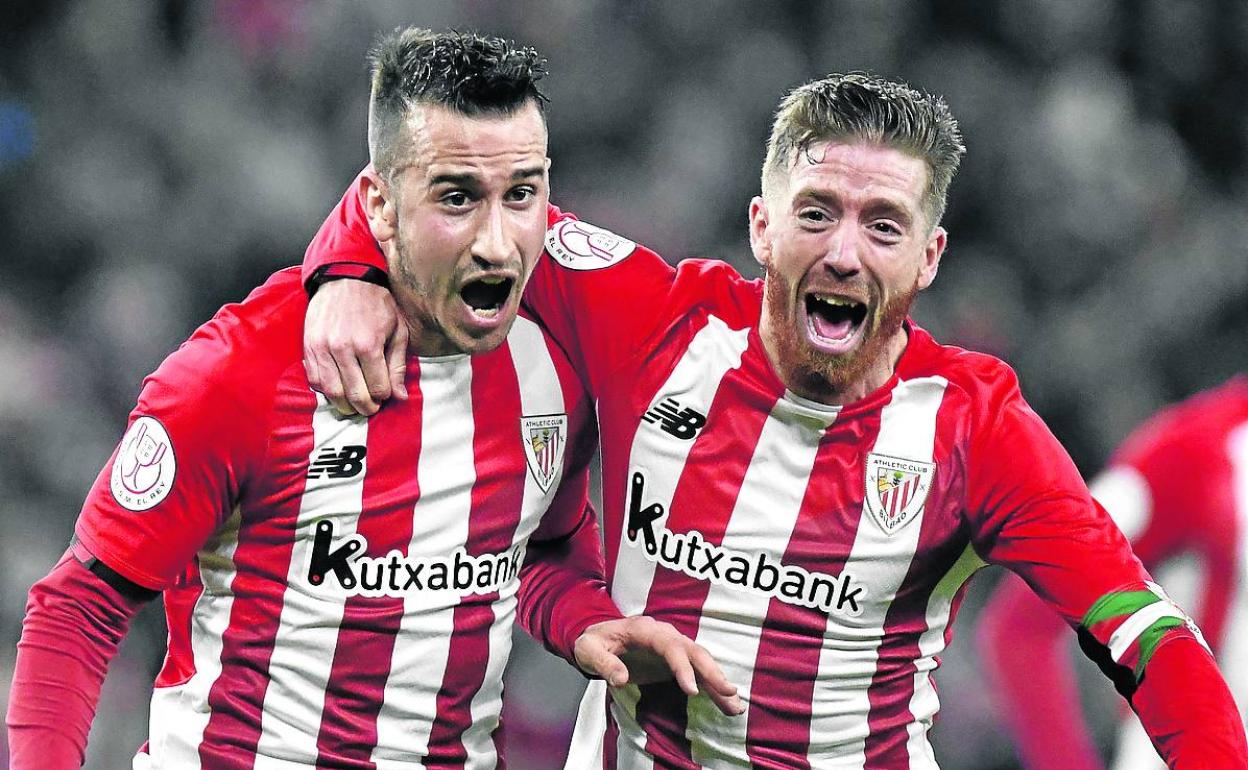 Berenguer y Muniain celebran el gol que dio el pase a la semifinal. 