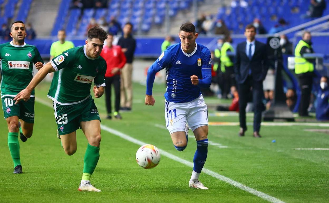 Larrazabal persigue a Jirka, con Ziganda observando en el fondo. 