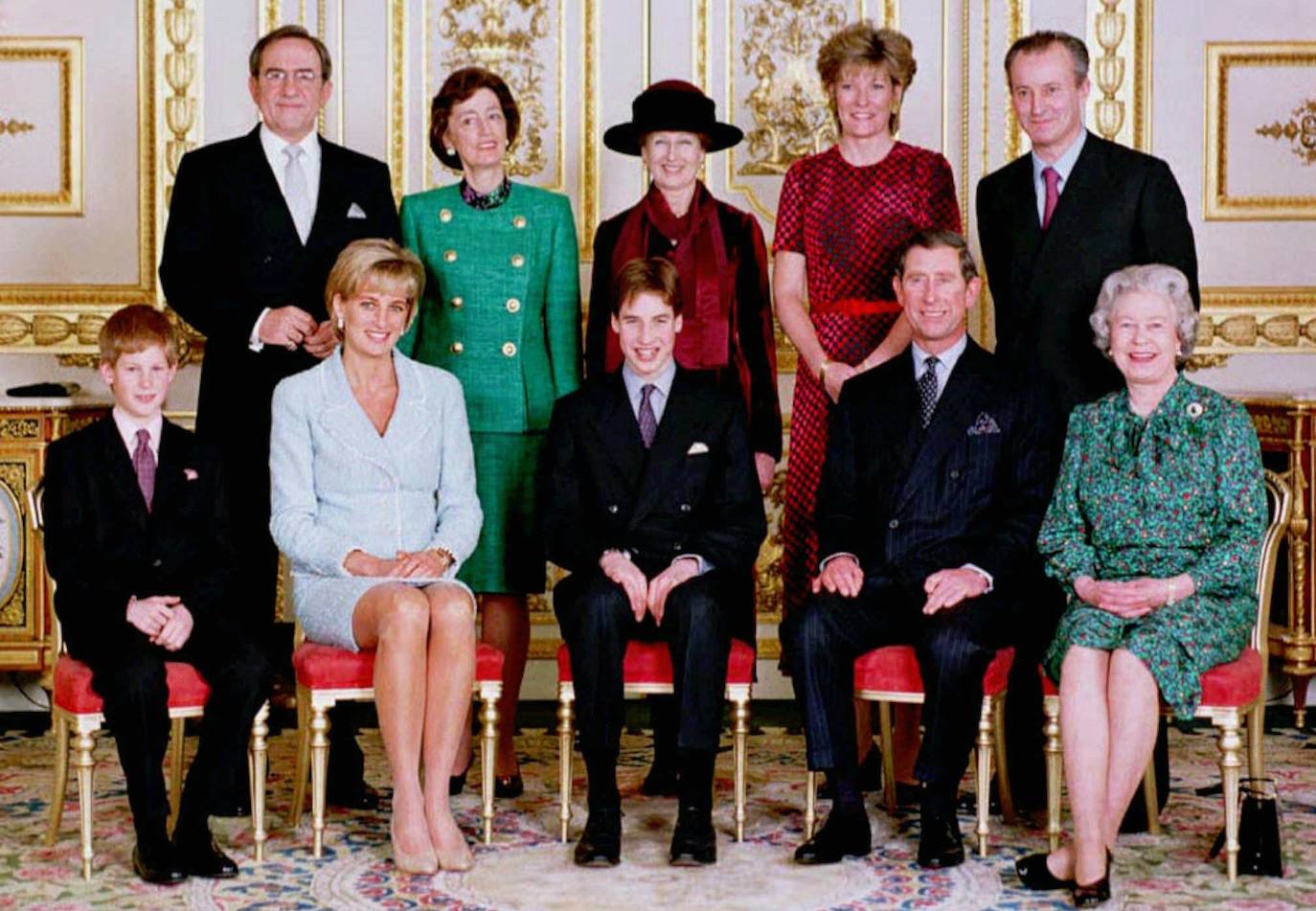 Foto de la familia Real británica en el Castillo de Windsor el día de la Confirmación de su nieto Guillermo, en 1997.