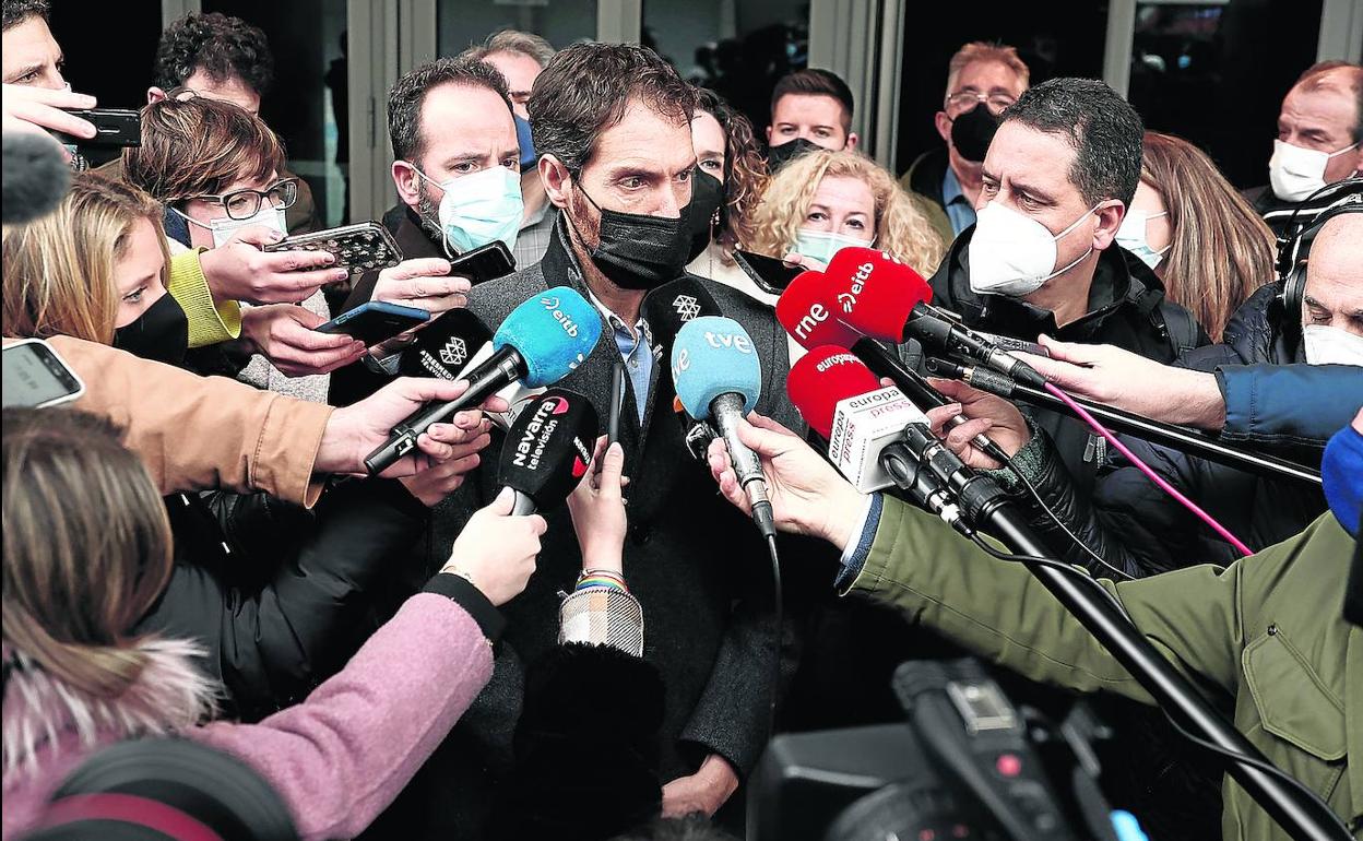 El diputado Sergio Sayas atiende a los medios de comunicación al término de la reunión del Consejo Político de UPN en Pamplona. 