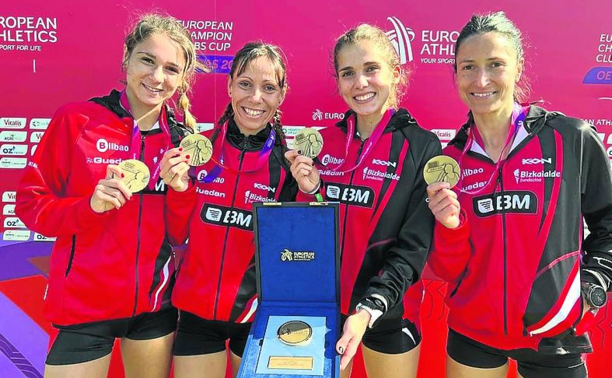 Las integrantes del BM Bilbao, en el podio. 