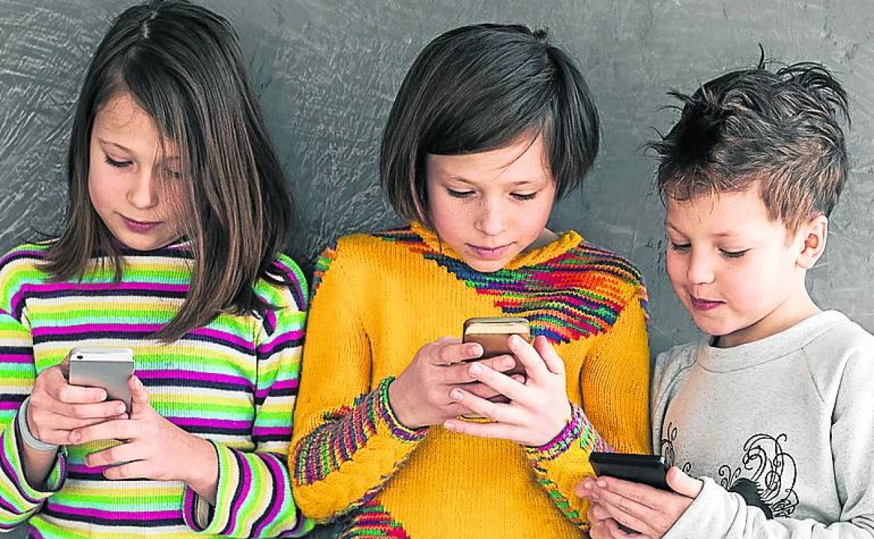 El deporte aleja a los pequeños de los móviles y videojuegos. 