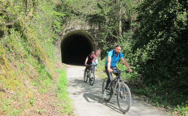 Ciclistas en la vía verde.