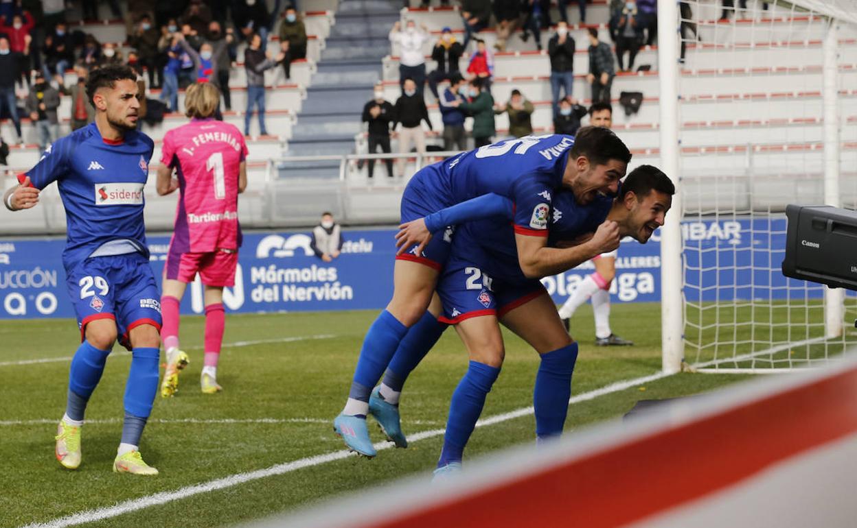 Guruzeta, Larrazabal y Moreno festejan el tanto anotado ante el Oviedo en Lezama. 