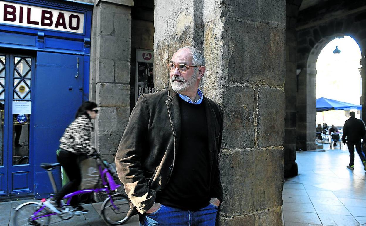 Andoni Zubizarreta posa ayer en la Plaza Nueva de Bilbao. 