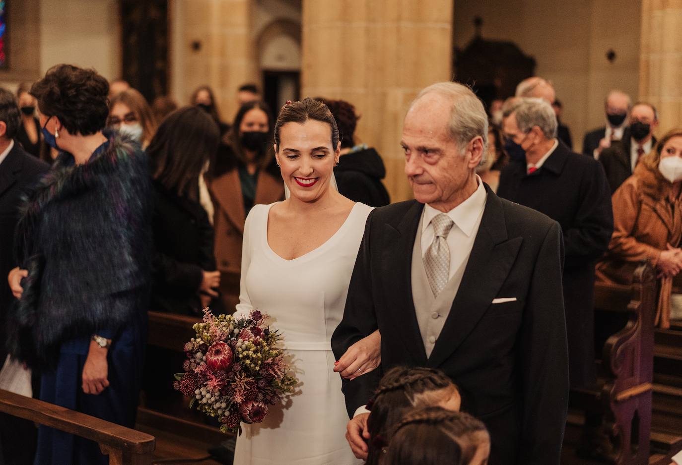 Fotos: Andrea, la novia que se casó en Neguri con una capa con capucha inspirada en &#039;La bella y la bestia&#039;