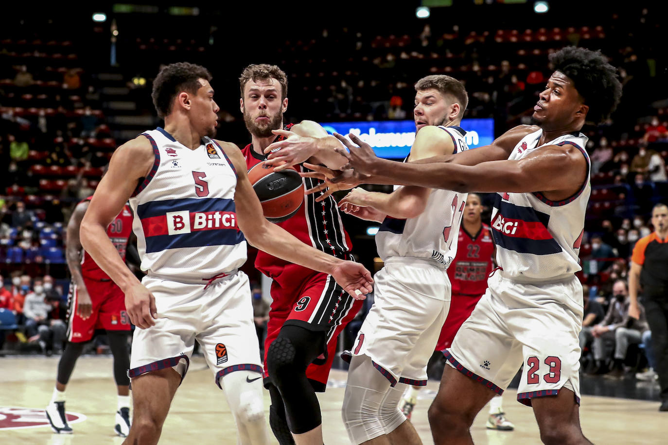 Fotos: Las mejores imágenes del Armani Milán - Baskonia