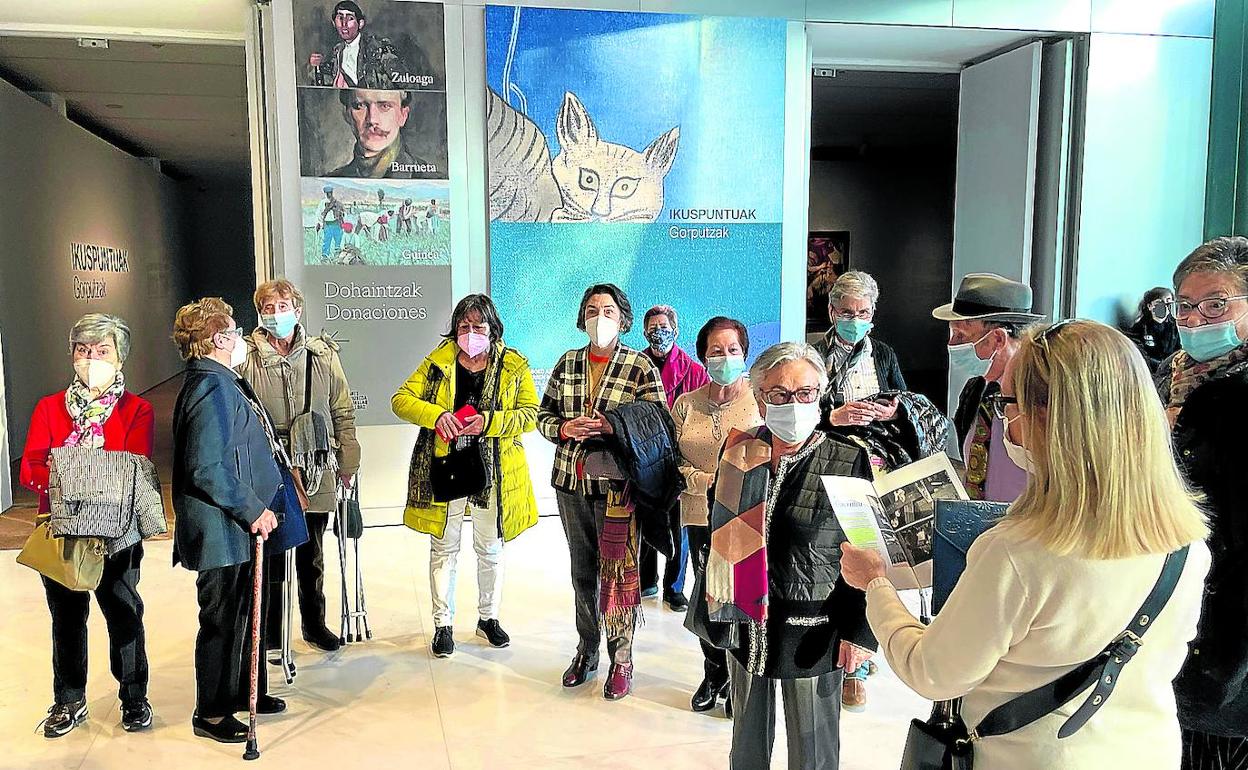 Un grupo de personas se dispone a iniciar una visita didáctica ayer en el museo. 