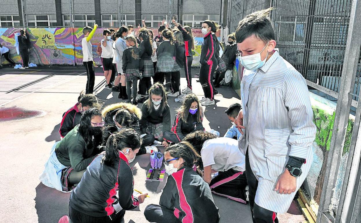 Alumnas de las Jesuitinas disfrutan del recreo protegidas con mascarillas. 