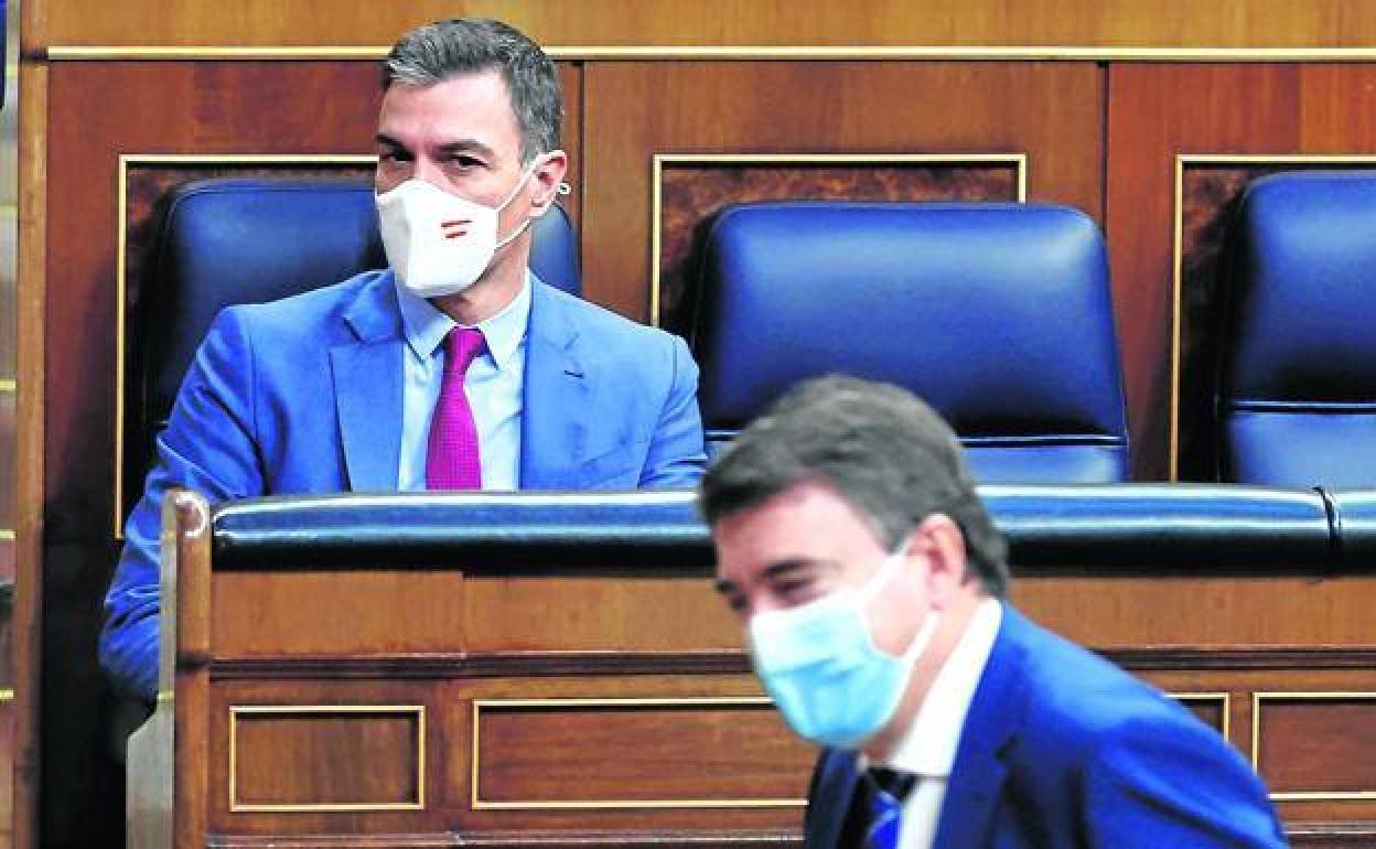 Aitor Esteban pasa por delante de Pedro Sánchez el pasado jueves en el Congreso. 