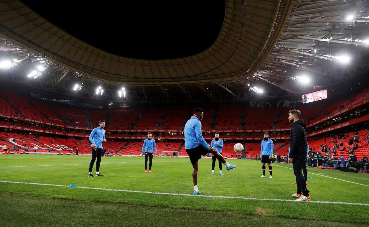 Jugadores del Athletic calientan antes del partido contra el Espanyol. 