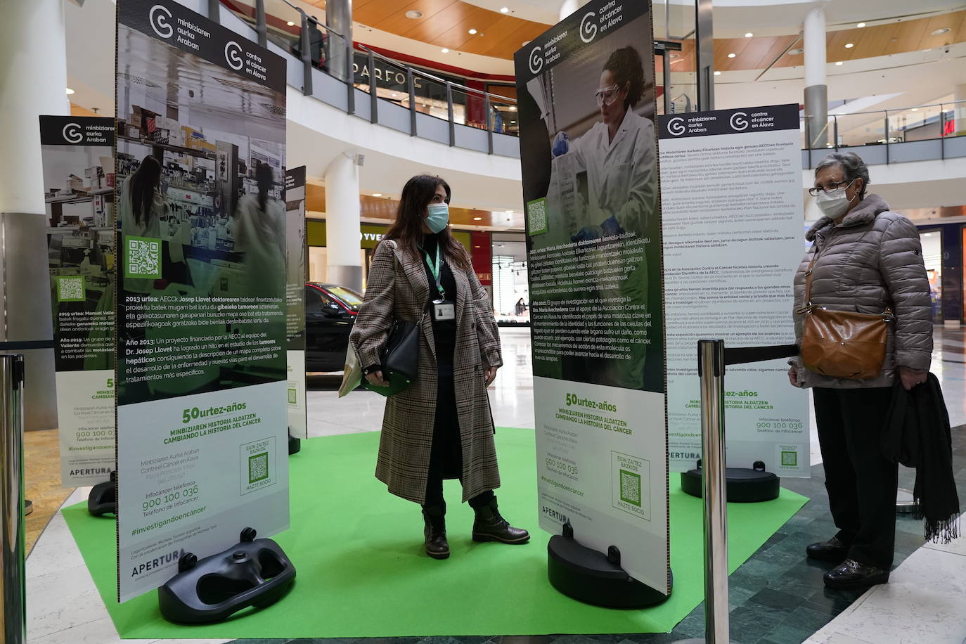 Los paneles destacan hitos como la creación del test para detectar el cáncer de colon.