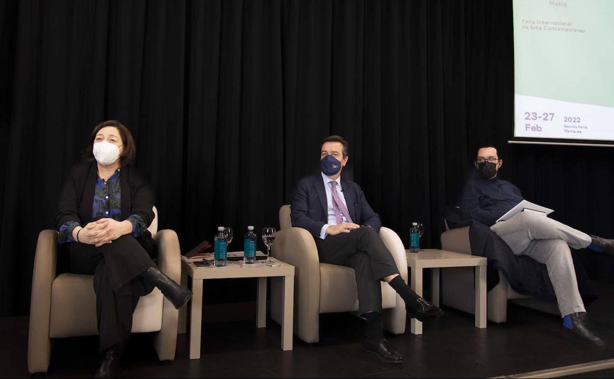 Maribel López, directora de ARCO, junto Eduardo López-Puertas, director general de Ifema y el comisario Sergio Rubira. 