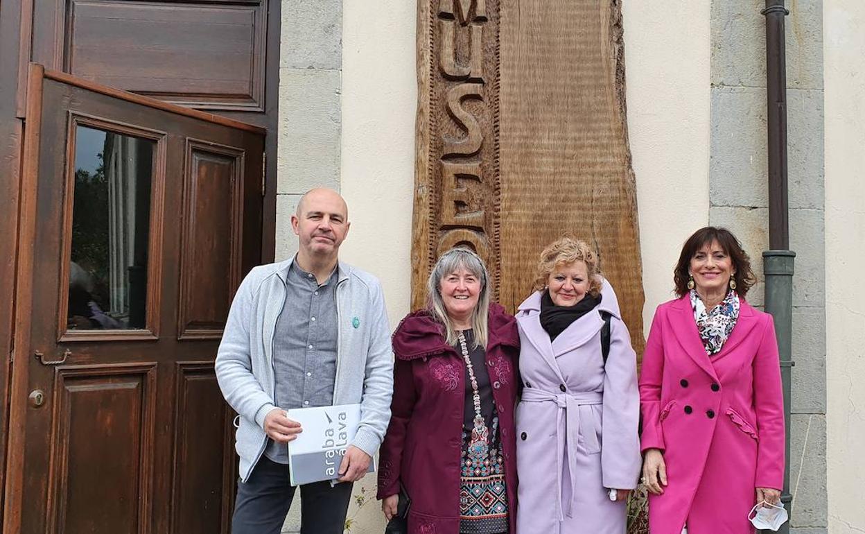 El alcalde, Joseba Vivanco; Paki Ofizialdegi, presidenta de la asociación Artea, la diputada foral, Ana del Val, y Teresa Lafragua, miembro de Artea.