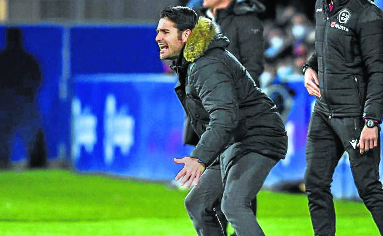 Al entrenador del Mirandés, Lolo Escobar, no le estaba gustando lo que veía en la segunda mitad del duelo disputado en El Alcoraz la jornada anterior. 