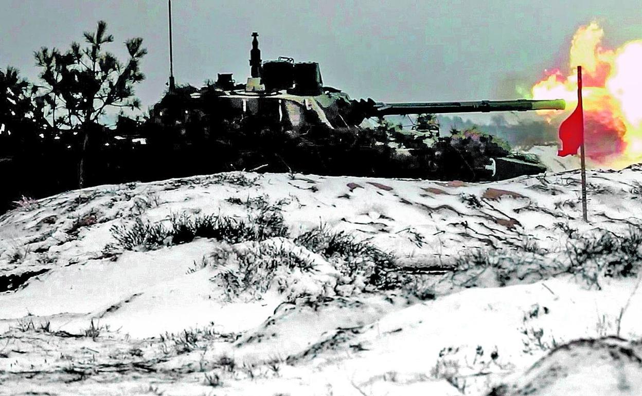 Un tanque ruso dispara durante las maniobras conjuntas que desarrolla el Ejército del Kremlin en territorio bielorruso, cerca de la frontera con Ucrania. 