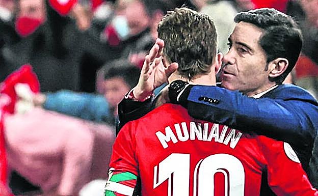 Marcelino habla con Muniain tras el gol de Raúl García.