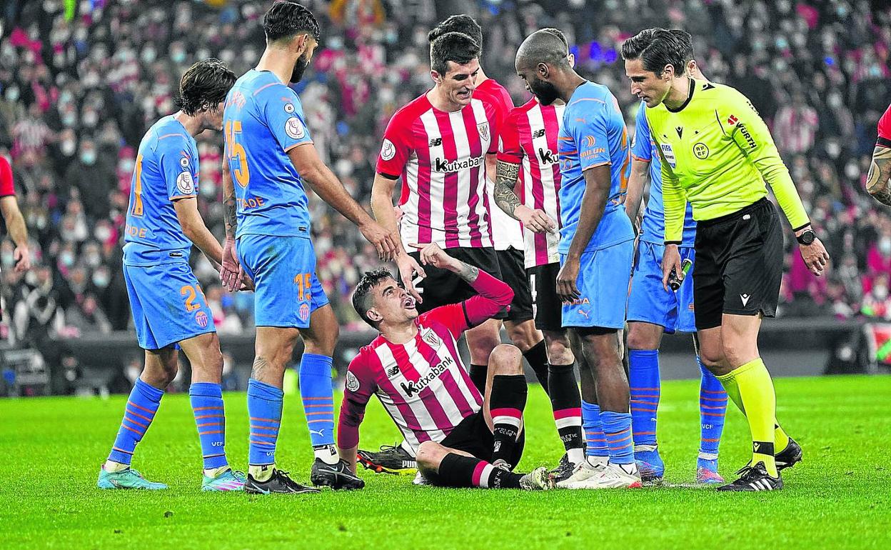 Dani García pide explicaciones después de recibir un codazo en el área que pudo significar penalti y expulsión. 