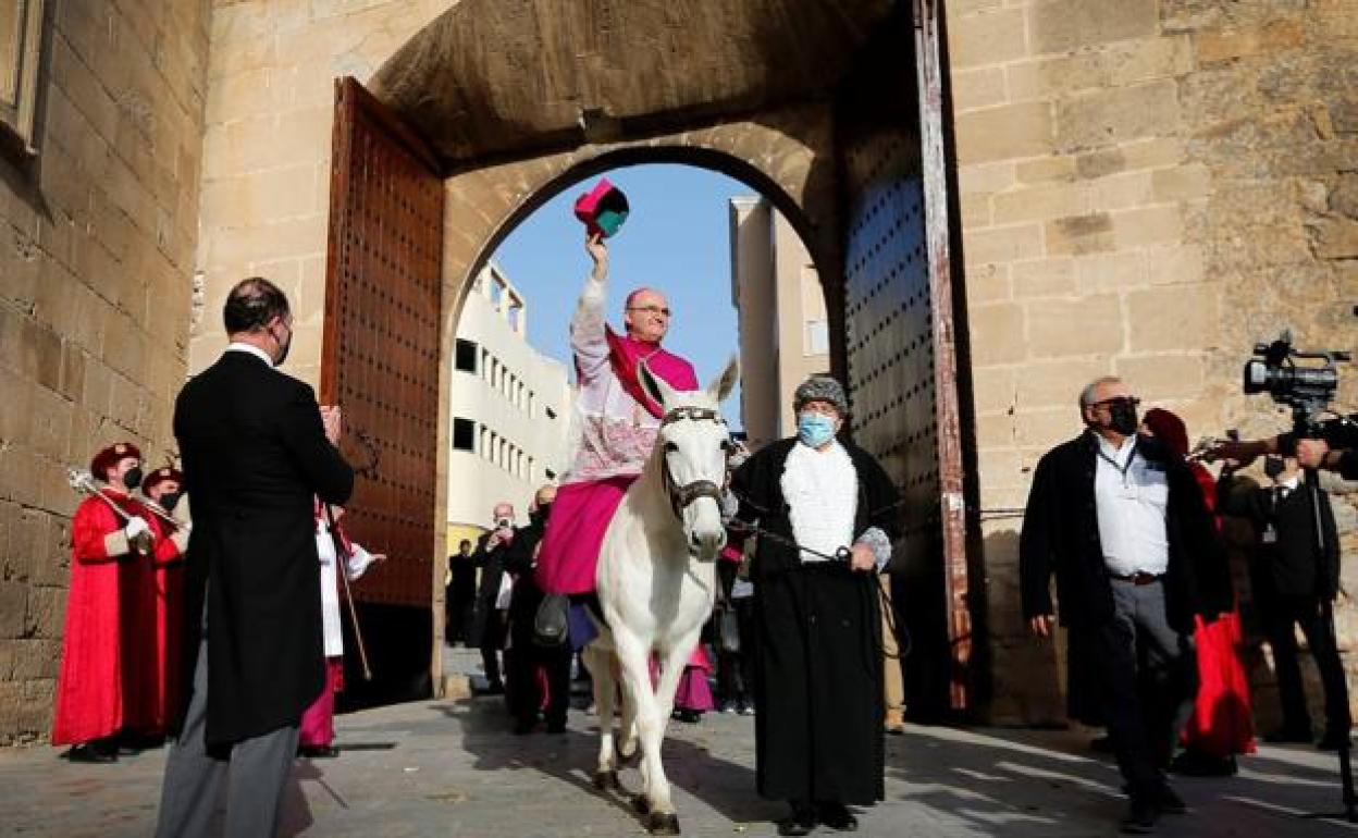José Ignacio Munilla pasea por Orihuela sobre la mula Bartola.