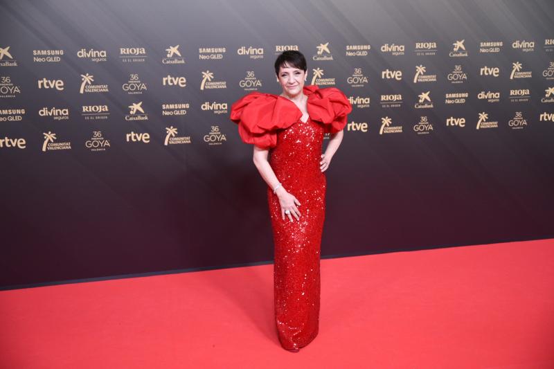 La flamante ganadora del Goya a la mejor actriz por su papel en 'Maixabel' apostó su look al rojo vibrante, con un vestido de 'paillettes' y escultóricas mangas con volumen de Redondo Brand.