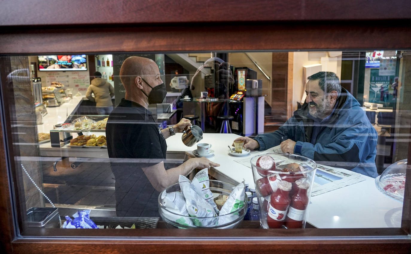 Fotos: Los vitorianos recuperan las barras de bares y cafeterías