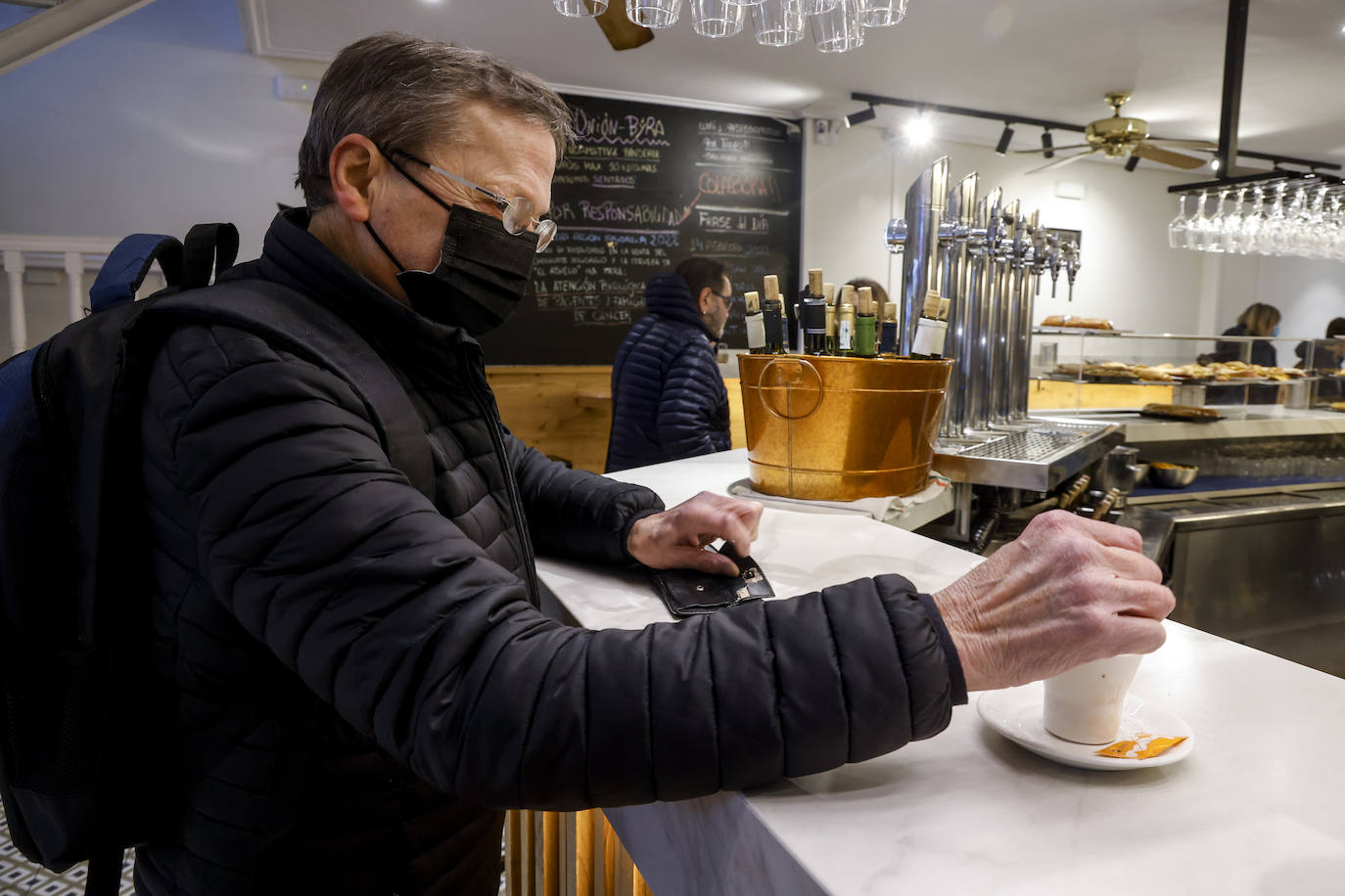 Fotos: Los vitorianos recuperan las barras de bares y cafeterías