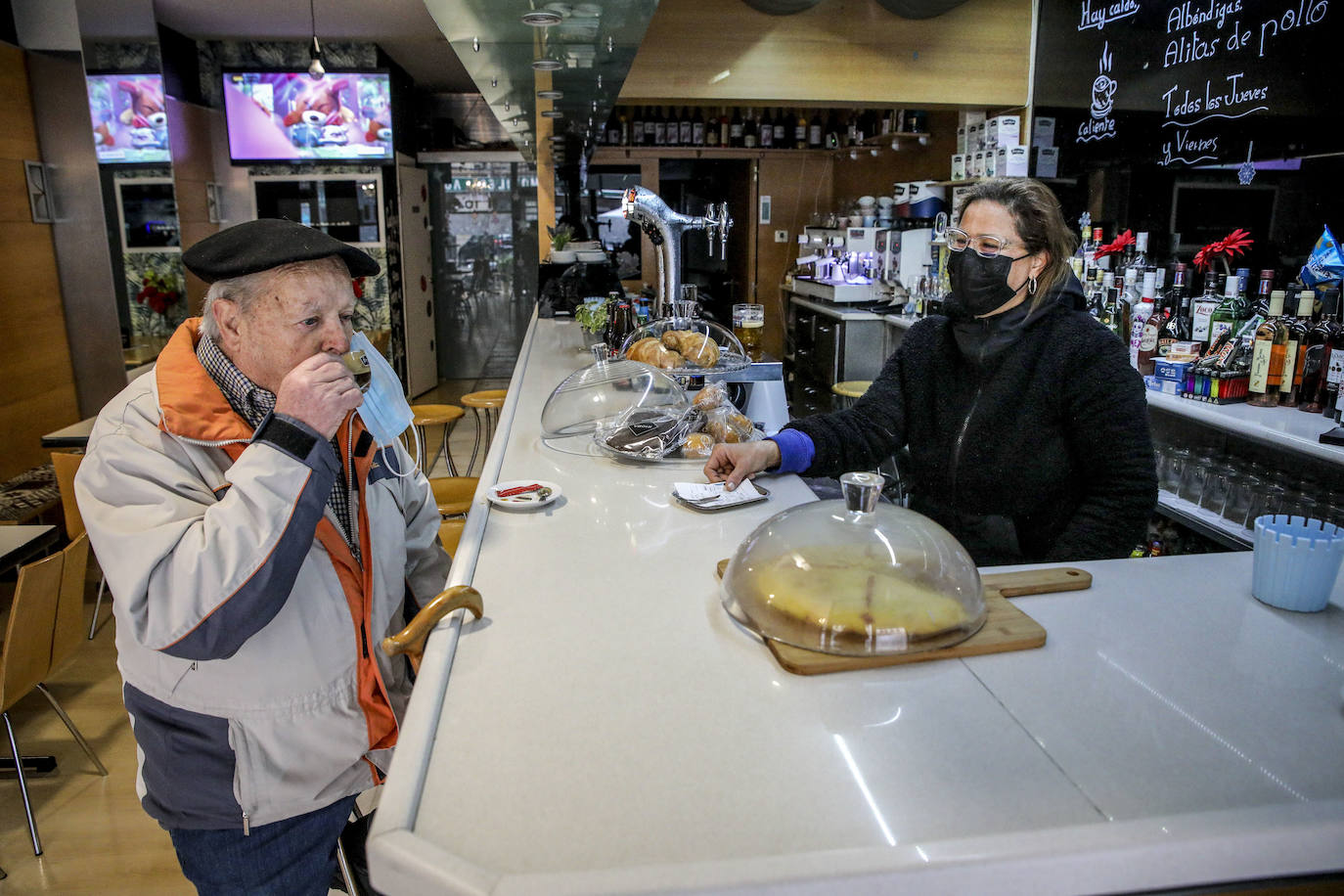 Fotos: Los vitorianos recuperan las barras de bares y cafeterías