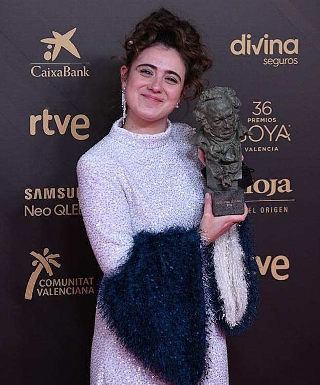 María Cerezuela sonriente con su Goya.