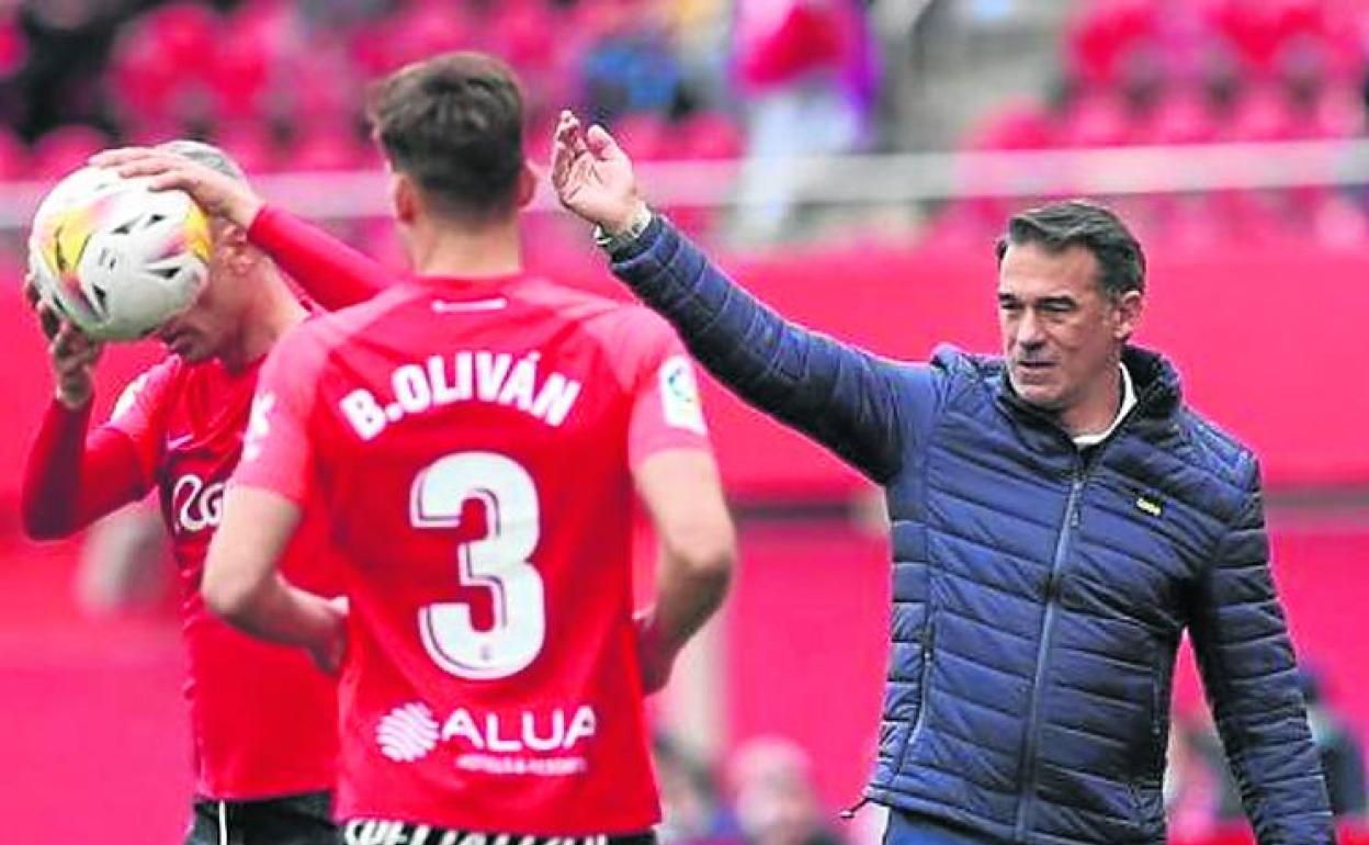 Luis García Plaza da instrucciones a sus jugadores. 