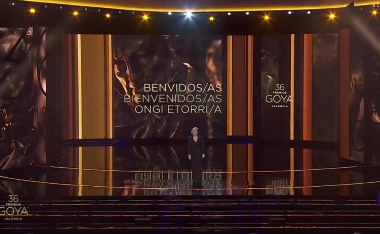 La pifia de los Goya al dar la bienvenida en euskera