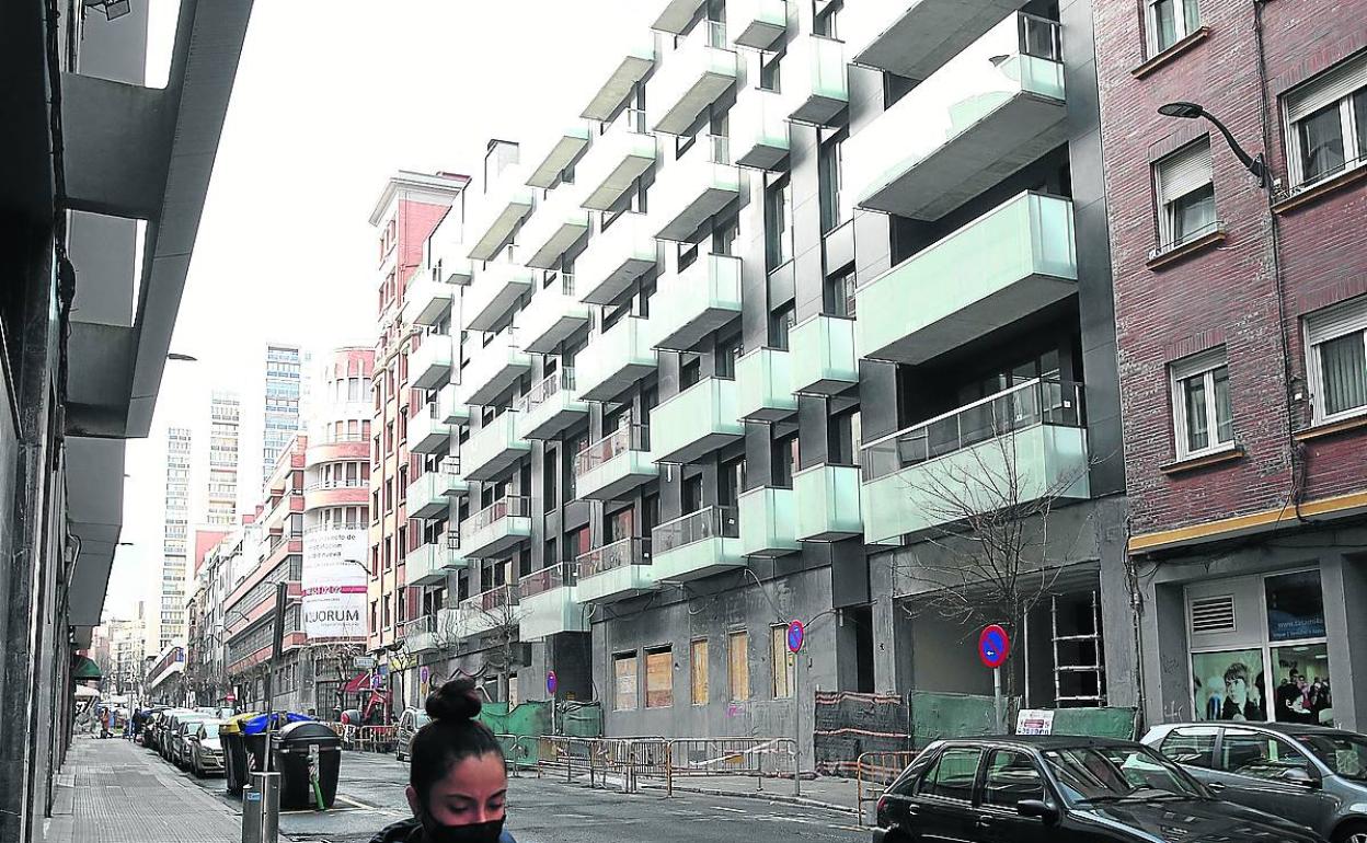 El bloque de viviendas está ubicado en la calle José María Escuza. 