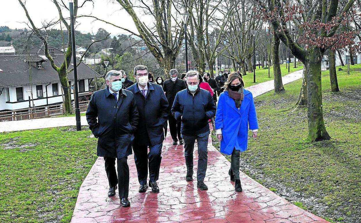 Autoridades visitan la zona recuperada sobre el depósito. 