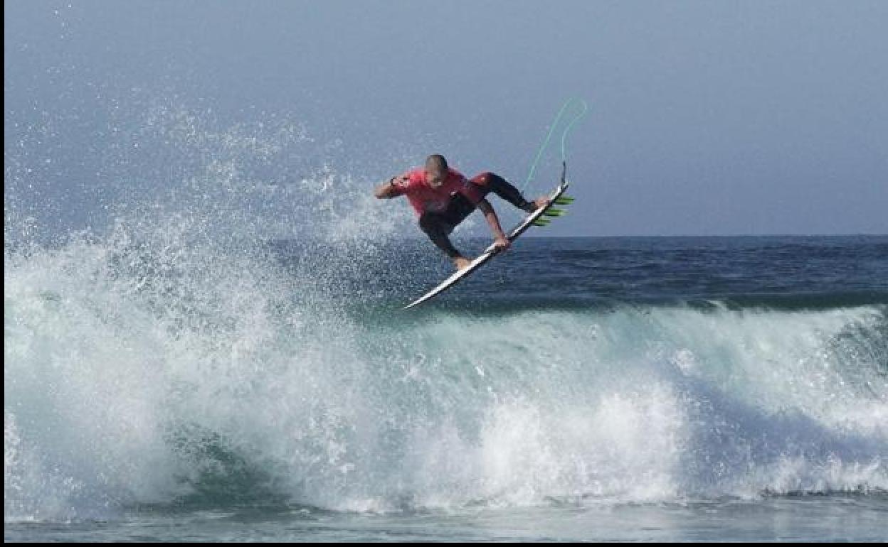 Un joven hacer surf en Sopelana. 