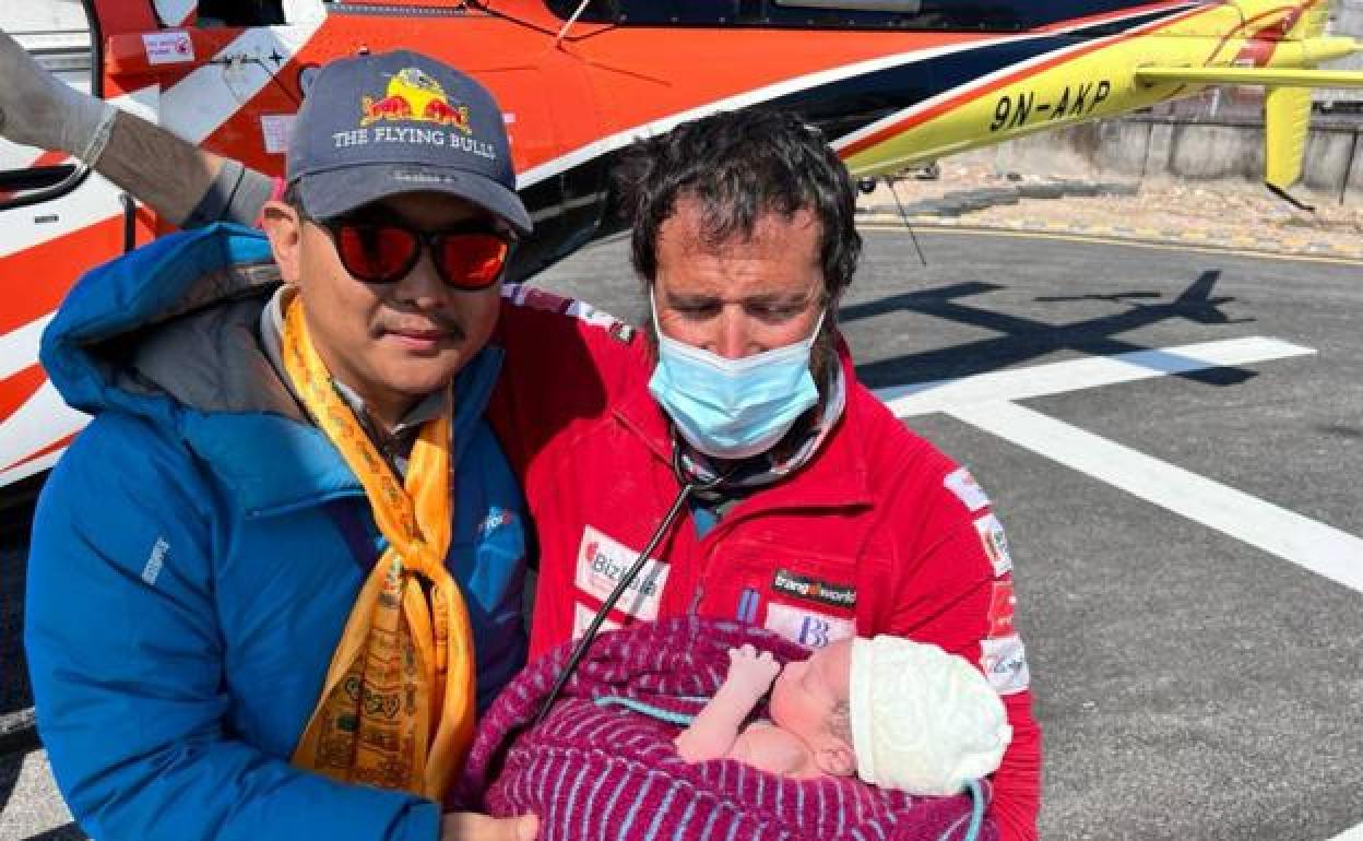 Alex Txikon ejerce de matrona en pleno vuelo de vuelta a Euskadi.