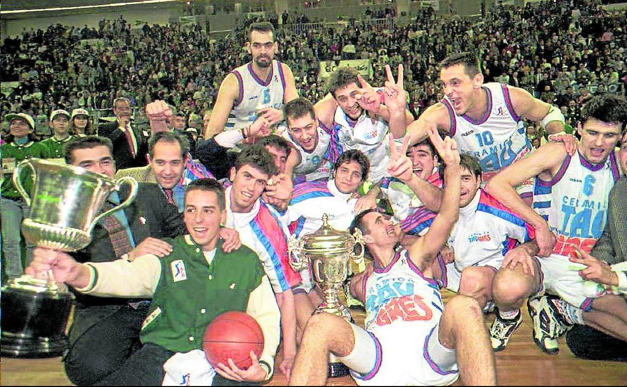 La plantilla posa con júbilo al término de la final ganada al Amway Zaragoza tras eliminar previamente al Joventut y al Real Madrid en la Copa de 1995. 