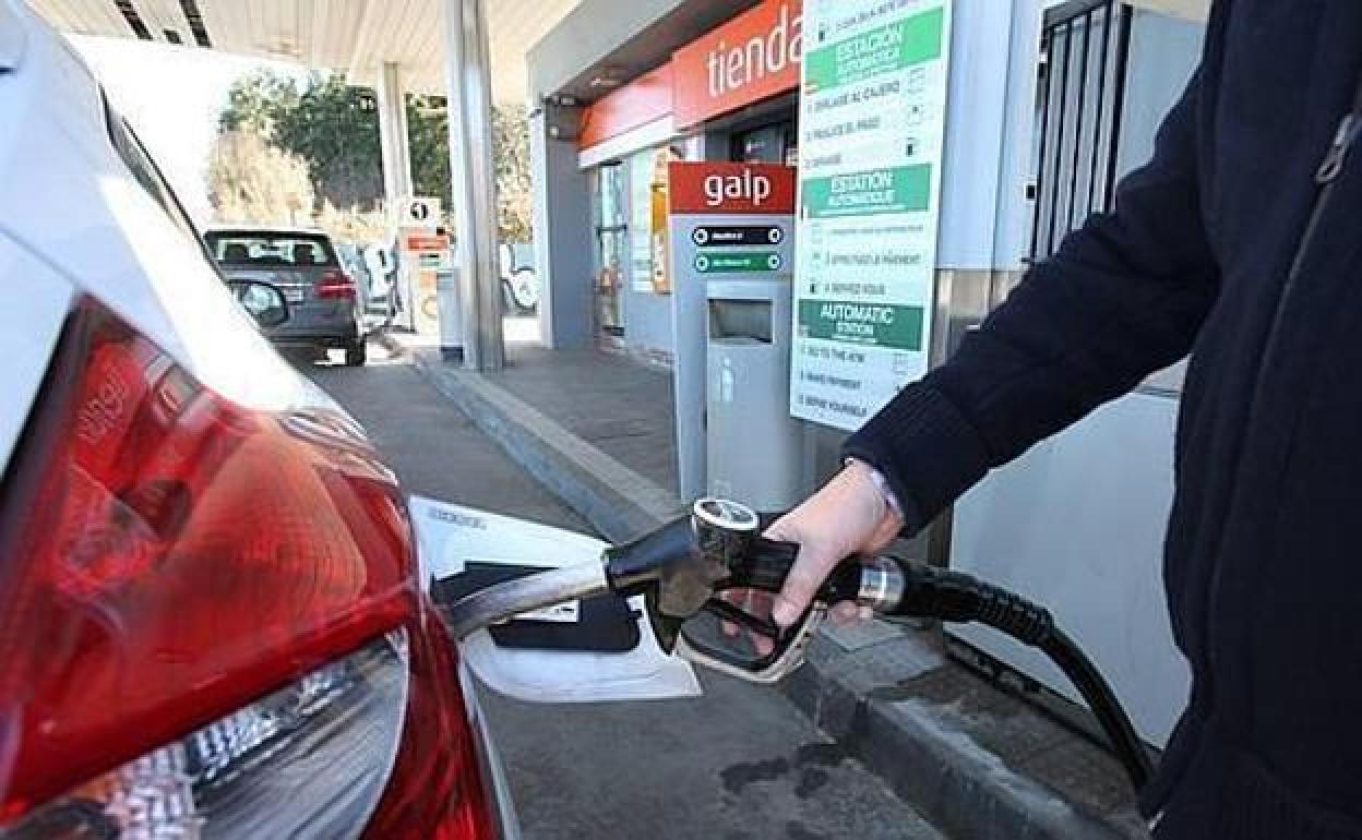 Las diferencias entre una gasolinera low cost y una tradicional: ahorro de más de 200 euros al año