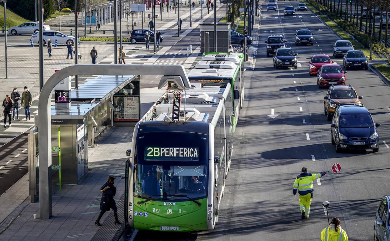 El bus eléctrico ya traslada a viajeros en Vitoria.