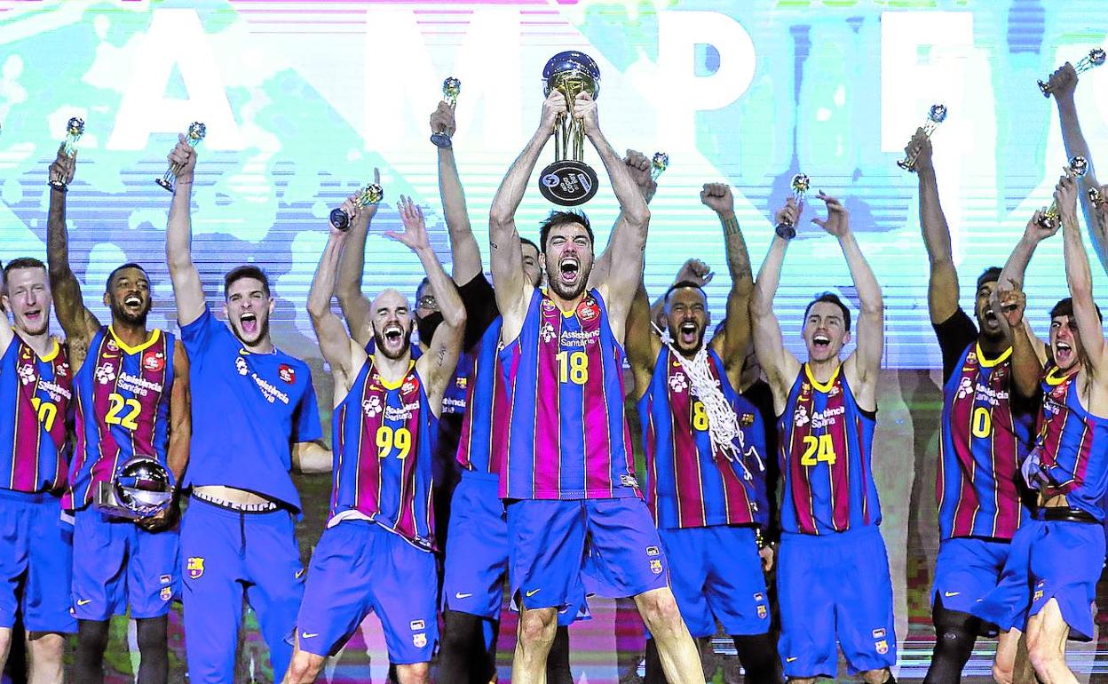 El Barcelona es el vigente de la Copa del Rey de baloncesto, trofeo que sostiene su capitán Pierre Oriola. 