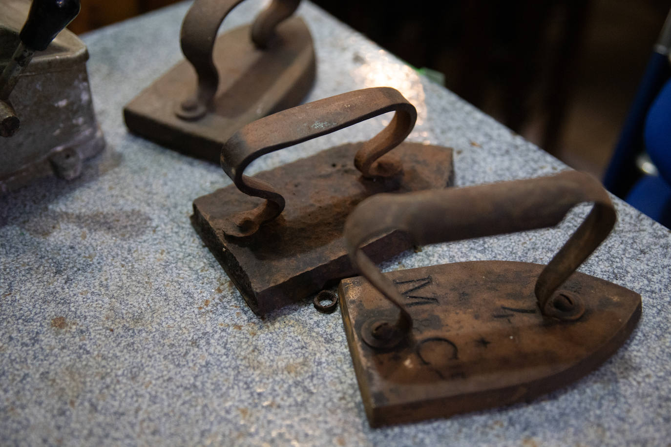 Fotos: Los &#039;tesoros&#039; de Souhail: la tienda de Bilbao la Vieja en la que rescata antigüedades