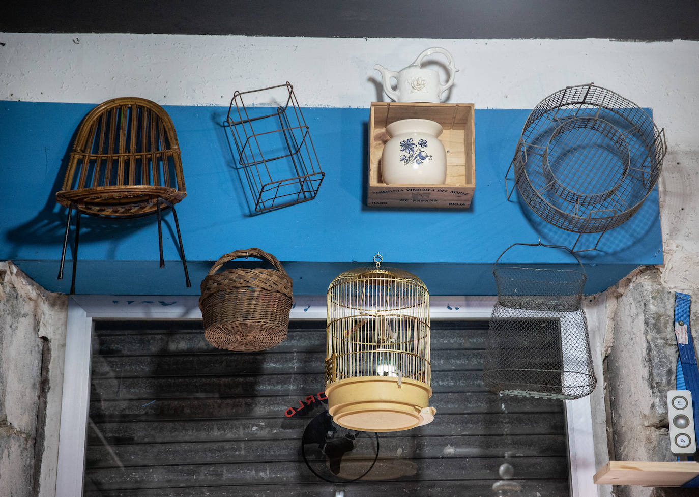 Fotos: Los &#039;tesoros&#039; de Souhail: la tienda de Bilbao la Vieja en la que rescata antigüedades