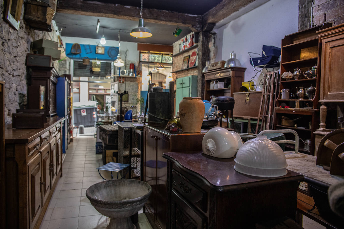 Fotos: Los &#039;tesoros&#039; de Souhail: la tienda de Bilbao la Vieja en la que rescata antigüedades