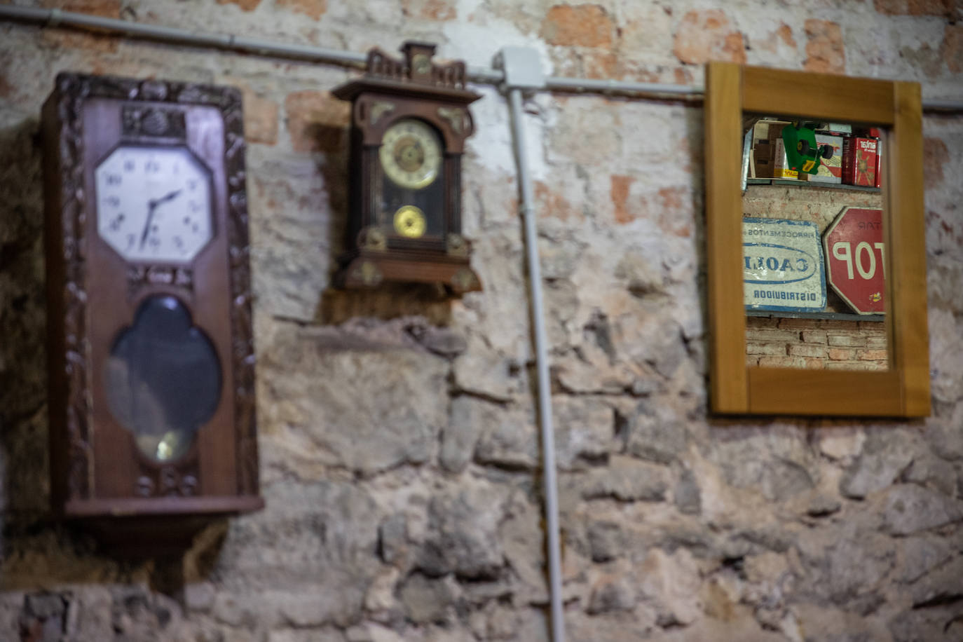 Fotos: Los &#039;tesoros&#039; de Souhail: la tienda de Bilbao la Vieja en la que rescata antigüedades