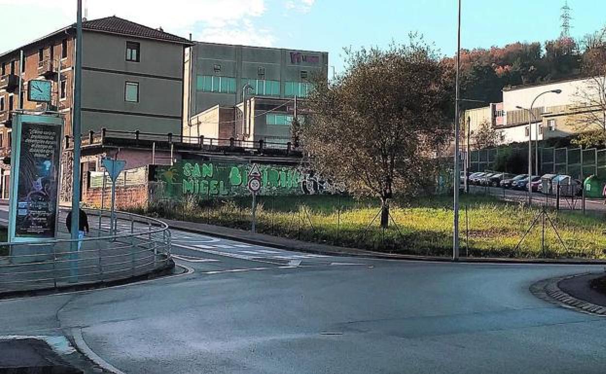 Los vecinos de San Miguel se pusieron en pie de guerra contra la instalación de una gasolinera en este solar