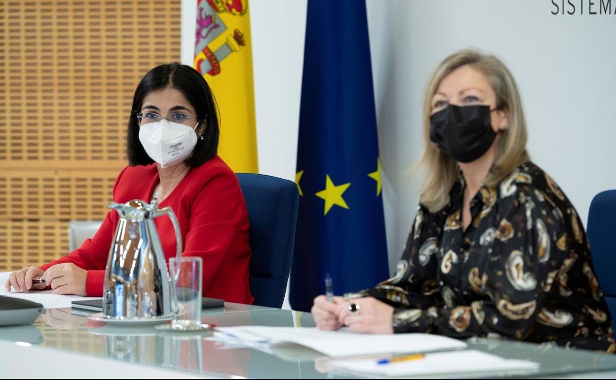 La ministra de Sanidad, Carolina Darias (i), durante la reunión del Consejo Interterritorial del Sistema Nacional de Salud celebrada este miércoles en Madrid. 