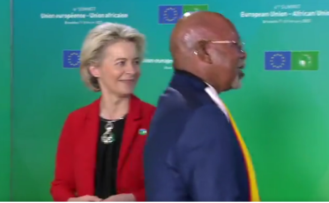 Von der Leyen sufre otro desplante: el ministro de Exteriores de Uganda le niega el saludo ante Macron y Michel