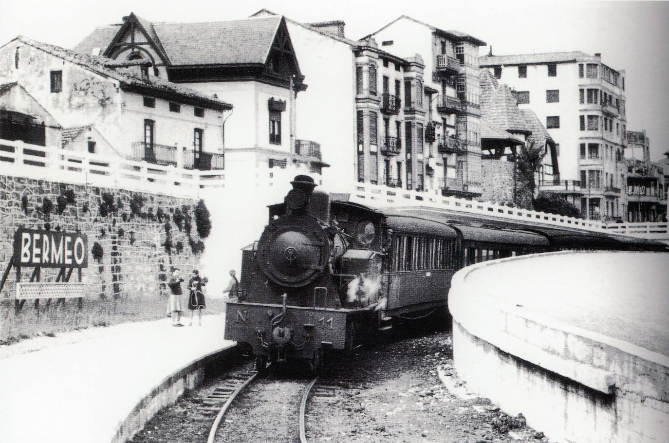 Un tren de vapor entrando en Bermeo a mediados del siglo pasado. 