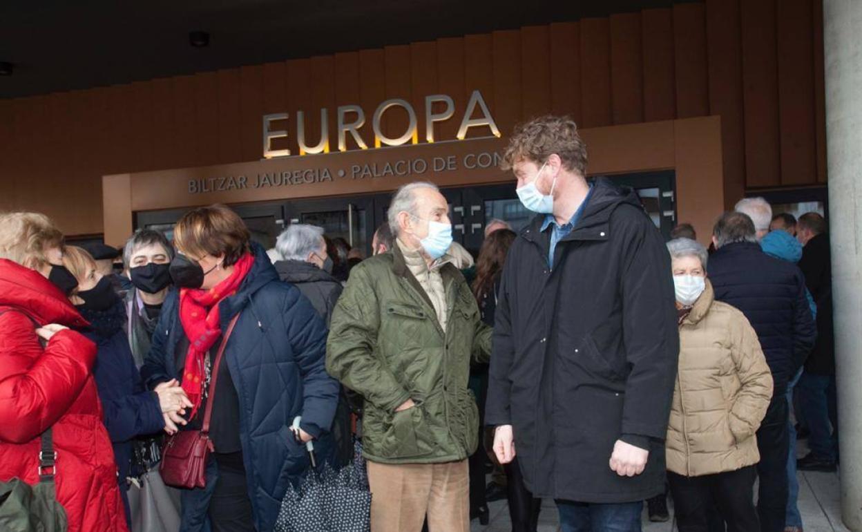 Integrantes del sector crítico de EA, entre ellos el exlehendakari Garaikoetxea, a las puertas del Palacio Europa