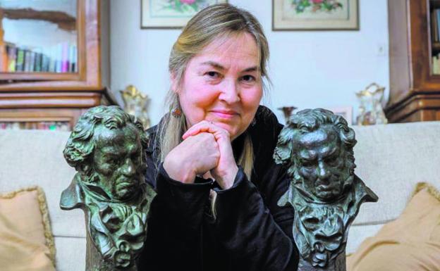 Imagen principal - La directora de animación Maite Ruiz de Austri ganó dos 'cabezones' en los noventa. Karra Elejalde tiene otros dos como mejor actor de reparto y Patricia López Arnaiz se hizo con el premio a mejor protagonista el año pasado.