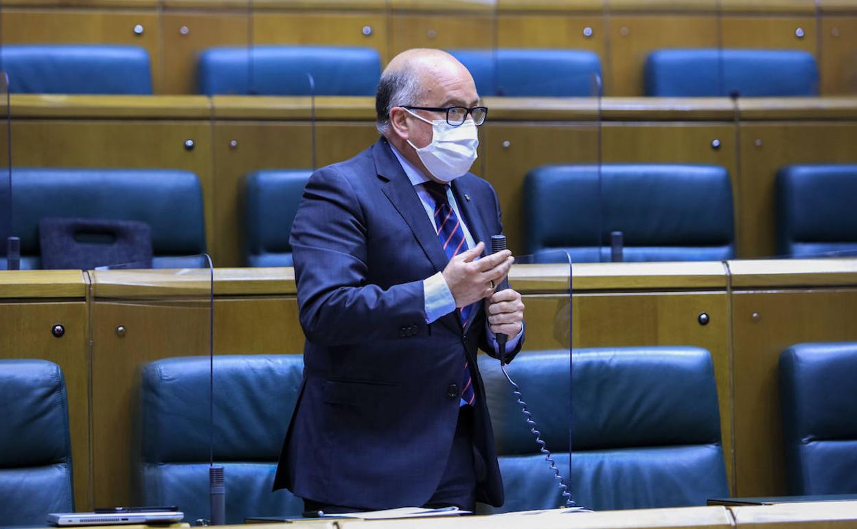 Carmelo Barrio, durante un pleno de control celebrado en el Parlamento vasco.