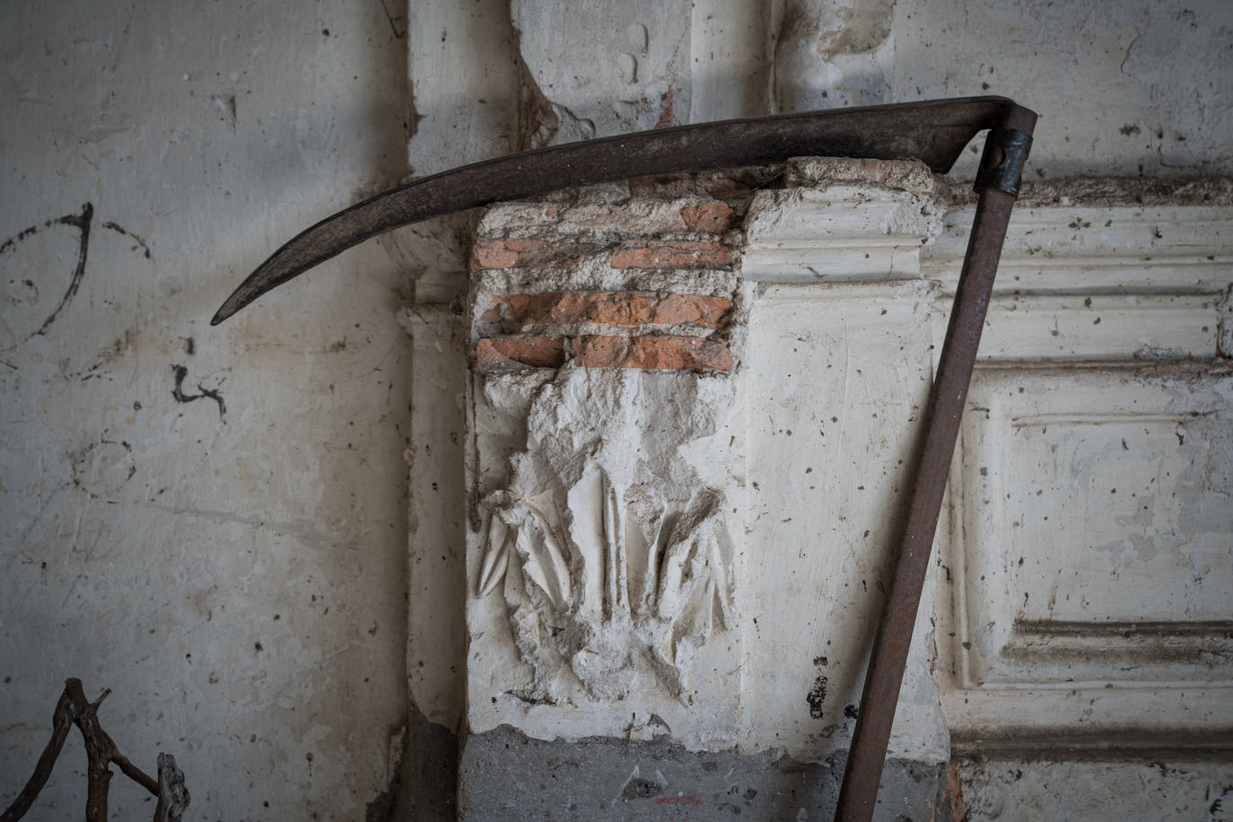 Fotos: Un garaje con cúpula, retablo y púlpito